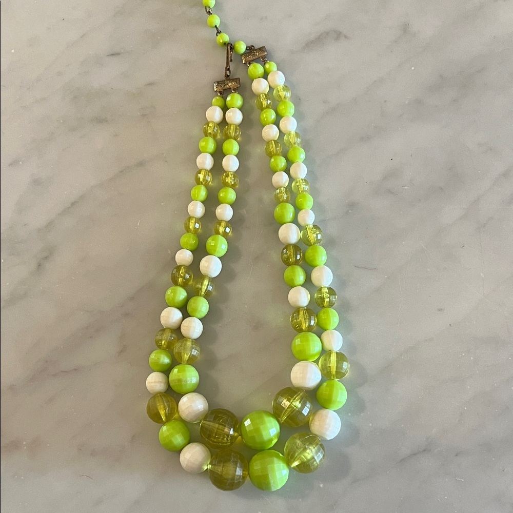 Elegant Green and White Beaded vintage costume jewelry Necklace
